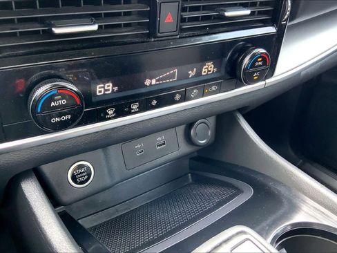 Used 2021 Nissan Rogue SV image 34