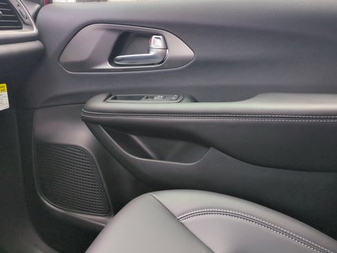 New 2026 Chrysler Pacifica Select FWD image 16