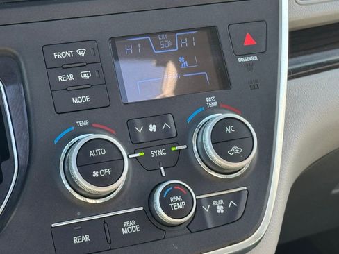 Used 2016 Toyota Sienna XLE image 28