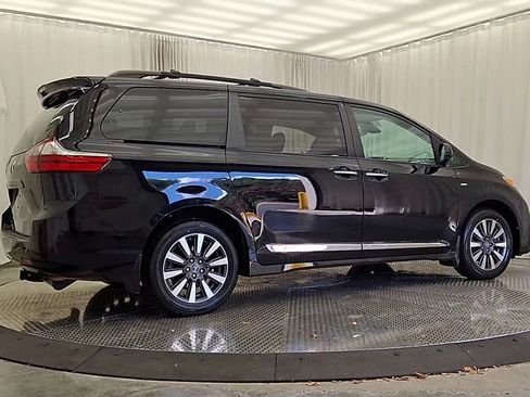 Certified 2020 Toyota Sienna XLE image 7