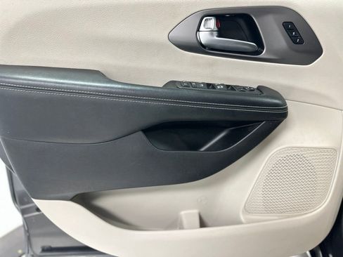 Used 2022 Chrysler Pacifica Touring-L image 18