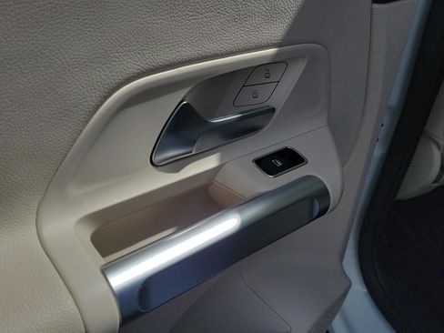 Used 2023 Mercedes-Benz GLB 250 4MATIC image 13