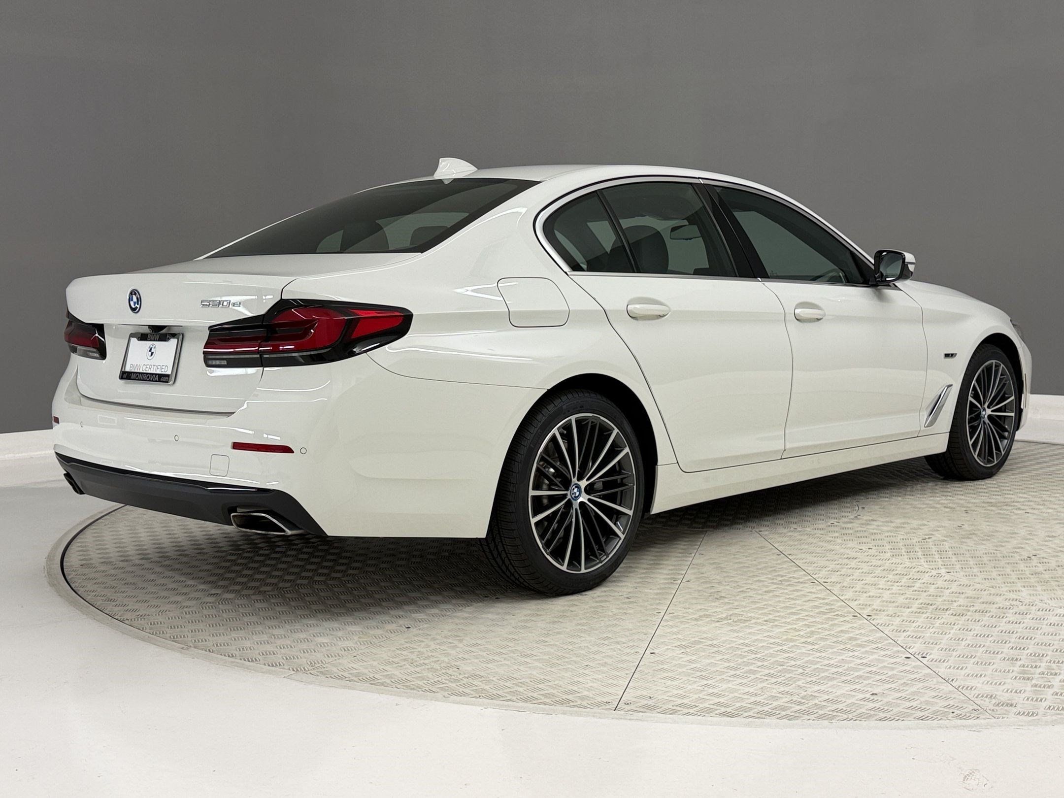 Certified 2023 BMW 530e w/ Convenience Package RWD image 9