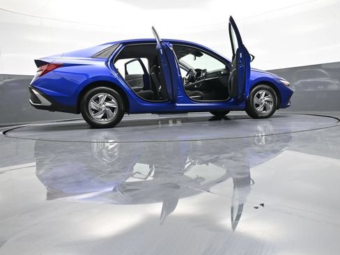 Certified 2025 Hyundai Elantra SE w/ Cargo Package FWD image 47