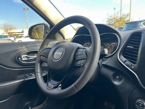 Used 2020 Jeep Cherokee Latitude Plus image 31