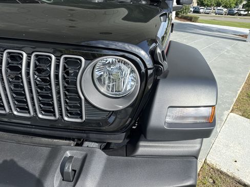 Used 2025 Jeep Wrangler Unlimited Sport AWD/4WD image 5