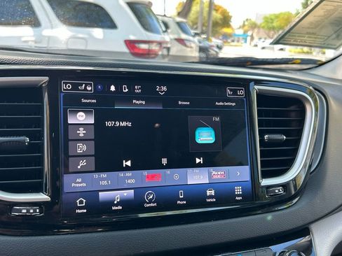 Certified 2023 Chrysler Pacifica Touring-L FWD image 26