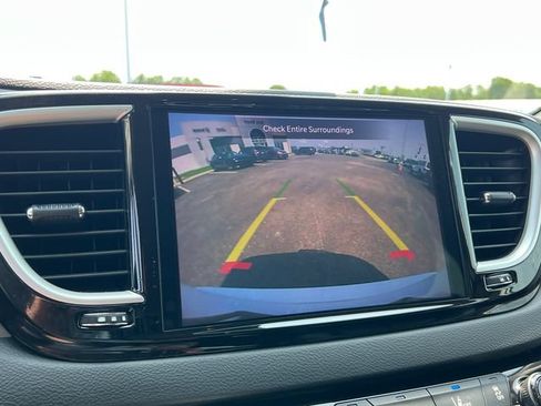 Used 2024 Chrysler Pacifica Touring-L FWD image 17