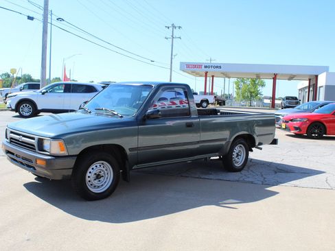 Used 1992 Toyota Pickup Deluxe RWD image 10