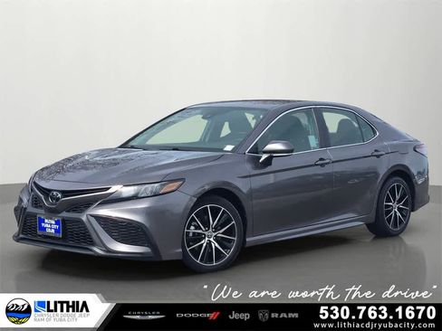 Used 2023 Toyota Camry SE image 1