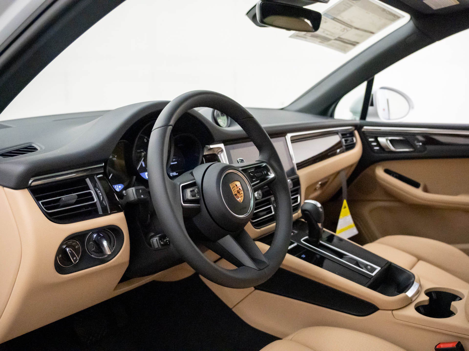 Certified 2026 Porsche Macan AWD/4WD image 4