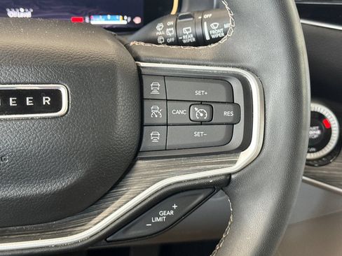 Used 2024 Jeep Wagoneer Series II AWD/4WD image 39