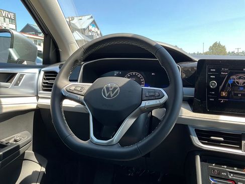 New 2025 Volkswagen Taos SE image 19