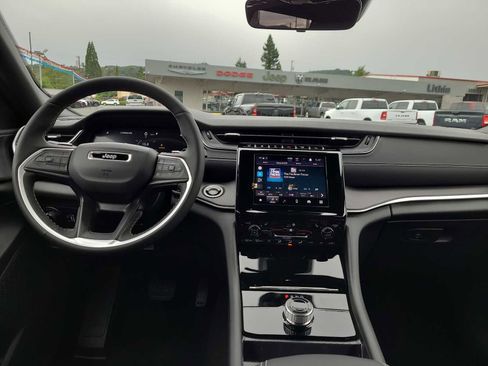 New 2025 Jeep Grand Cherokee L Altitude image 18