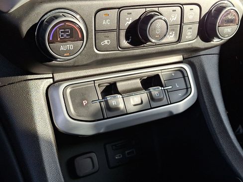 Used 2023 GMC Acadia SLT w/ LPO, Floor Liner Package FWD image 16
