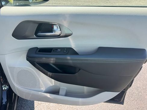 Certified 2024 Chrysler Pacifica Touring-L FWD image 13