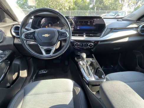 Used 2025 Chevrolet Trax LT w/ Driver Confidence Package FWD image 17