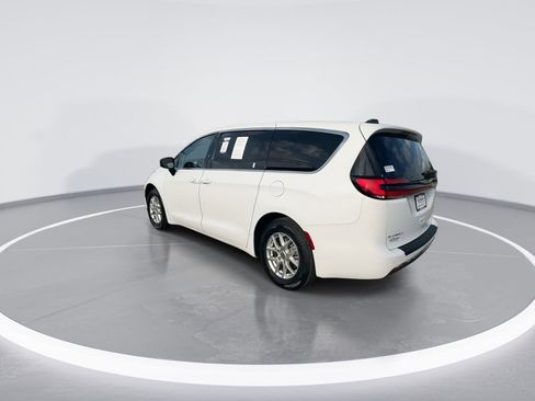Used 2024 Chrysler Pacifica Touring-L FWD image 6