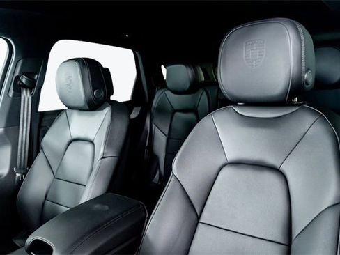 Used 2025 Porsche Cayenne image 3