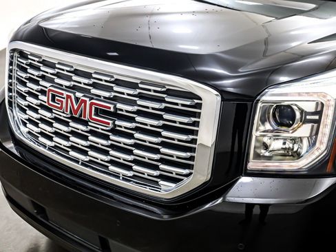 Used 2020 GMC Yukon XL Denali w/ Denali Premium Package image 13