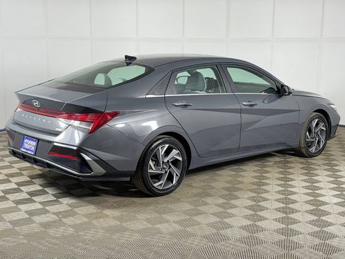 Used 2025 Hyundai Elantra Limited FWD image 12
