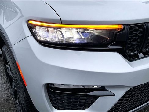 Used 2025 Jeep Grand Cherokee Limited w/ Black Appearance Package image 29