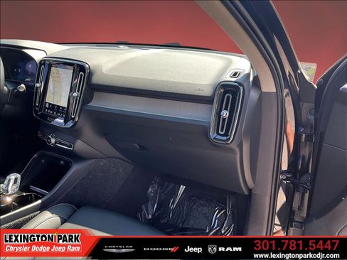 Used 2023 Volvo XC40 B5 Ultimate w/ Climate Package AWD/4WD image 25