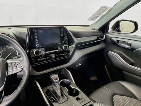 Used 2022 Toyota Highlander XSE FWD image 34