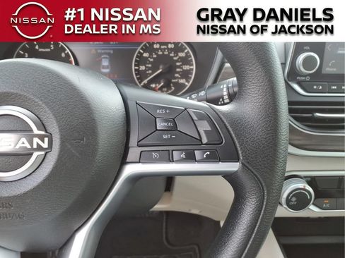 Used 2025 Nissan Altima 2.5 SV FWD image 14