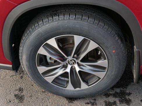 Certified 2021 Toyota Highlander XLE image 15