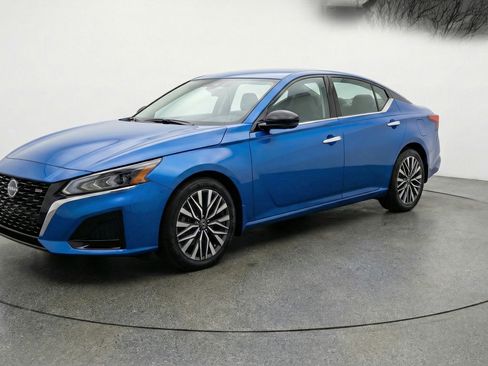 Used 2025 Nissan Altima 2.5 SV FWD image 3