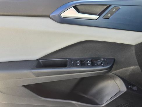 Certified 2022 Volkswagen Taos SE FWD image 27