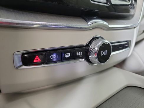 Used 2023 Volvo XC60 B5 Ultimate w/ Protection Package Premier FWD image 32
