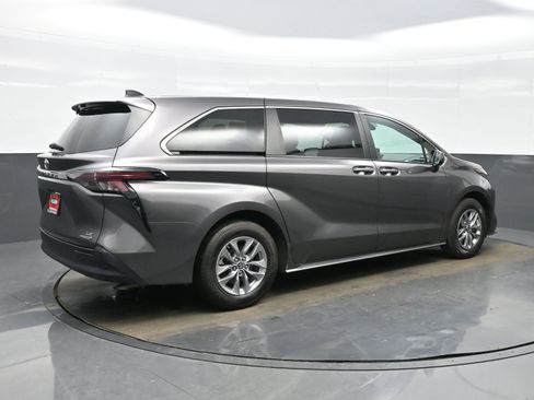 Used 2024 Toyota Sienna LE image 6