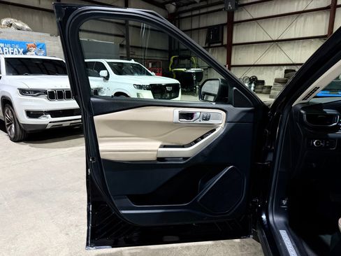 Used 2021 Ford Explorer Limited w/ Equipment Group 301A RWD image 11