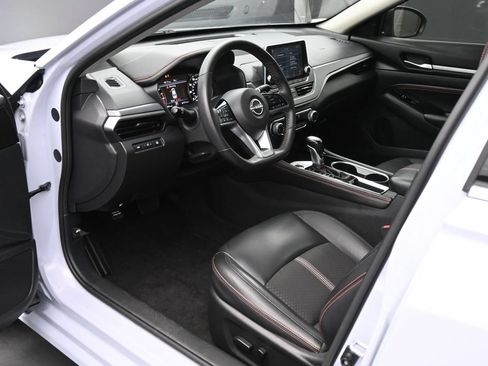 Used 2023 Nissan Altima 2.5 SR FWD image 2