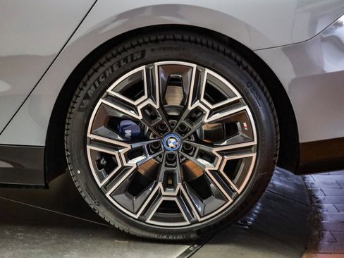 Certified 2025 BMW i5 eDrive40i w/ M Sport Package image 11