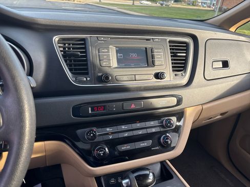 Used 2015 Kia Sedona LX image 19