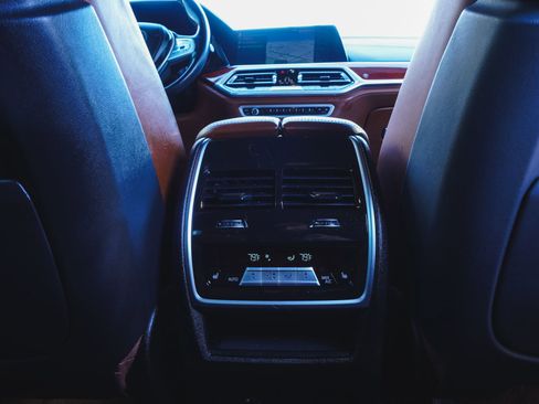 Used 2022 BMW ALPINA XB7 image 39