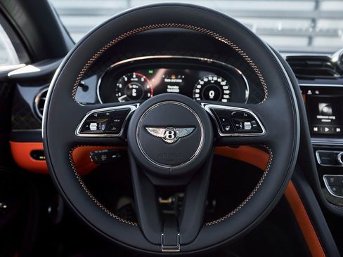 Used 2025 Bentley Bentayga image 56