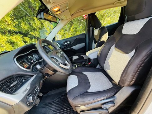 Used 2014 Jeep Cherokee Sport image 2