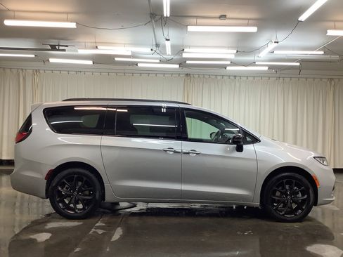 New 2026 Chrysler Pacifica Select w/ S Appearance Package image 5