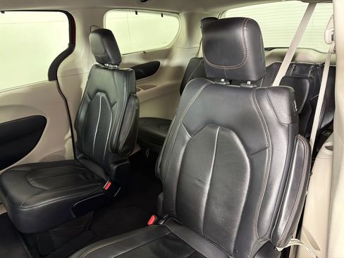 Used 2019 Chrysler Pacifica Touring-L FWD image 19