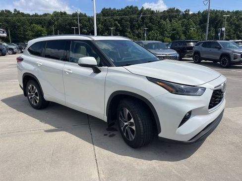 Used 2021 Toyota Highlander XLE FWD image 11