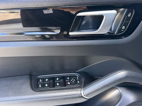 Certified 2023 Porsche Cayenne AWD/4WD image 12