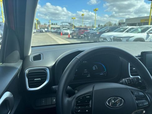 Used 2025 Hyundai Venue SEL image 34