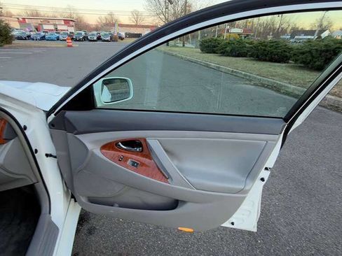 Used 2011 Toyota Camry LE image 27