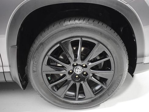 Used 2019 Toyota Highlander SE w/ Nightshade Edition AWD/4WD image 10