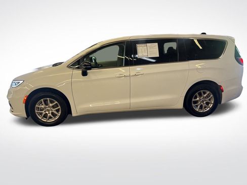 Used 2024 Chrysler Pacifica Touring-L FWD image 2