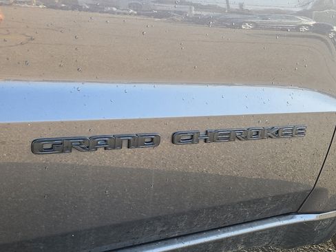 Used 2020 Jeep Grand Cherokee Altitude image 30